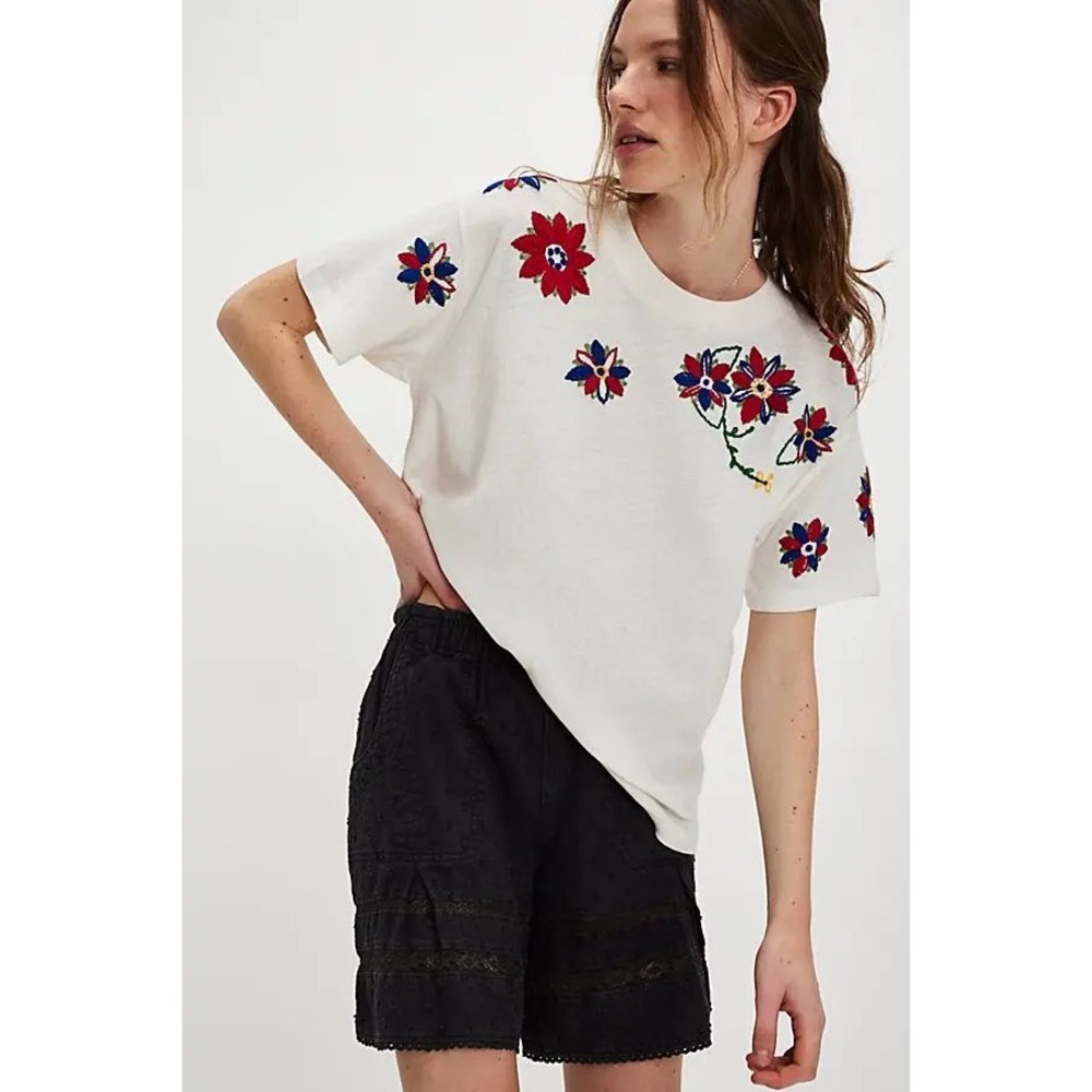 Free People Petal Stitch Floral Embroidered Knit Top Tee Size Medium - Picture 2 of 6